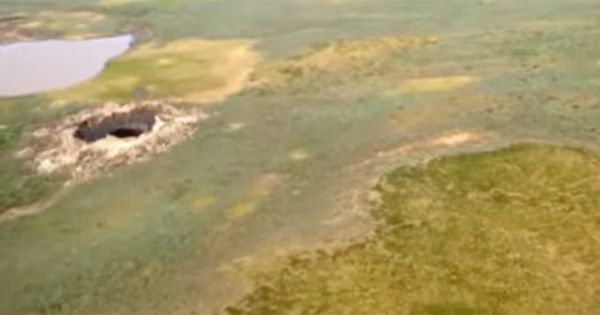【画像】地球ヤバイ シベリアに謎の超巨大穴が出現